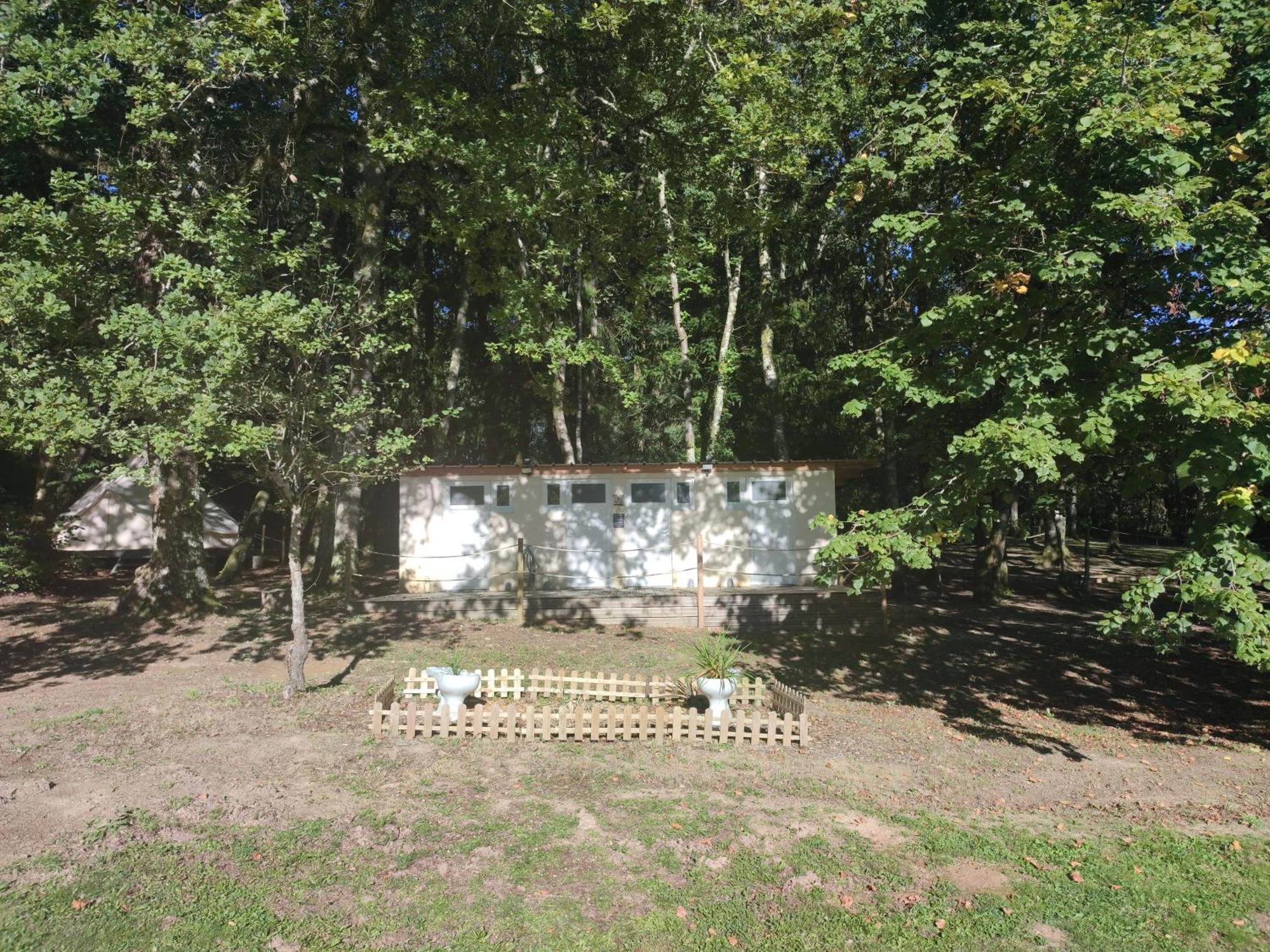 Camping Sous Les Belles Etoiles Peyrilhac Exterior foto