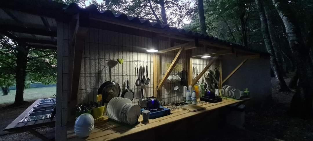 Camping Sous Les Belles Etoiles Peyrilhac Exterior foto