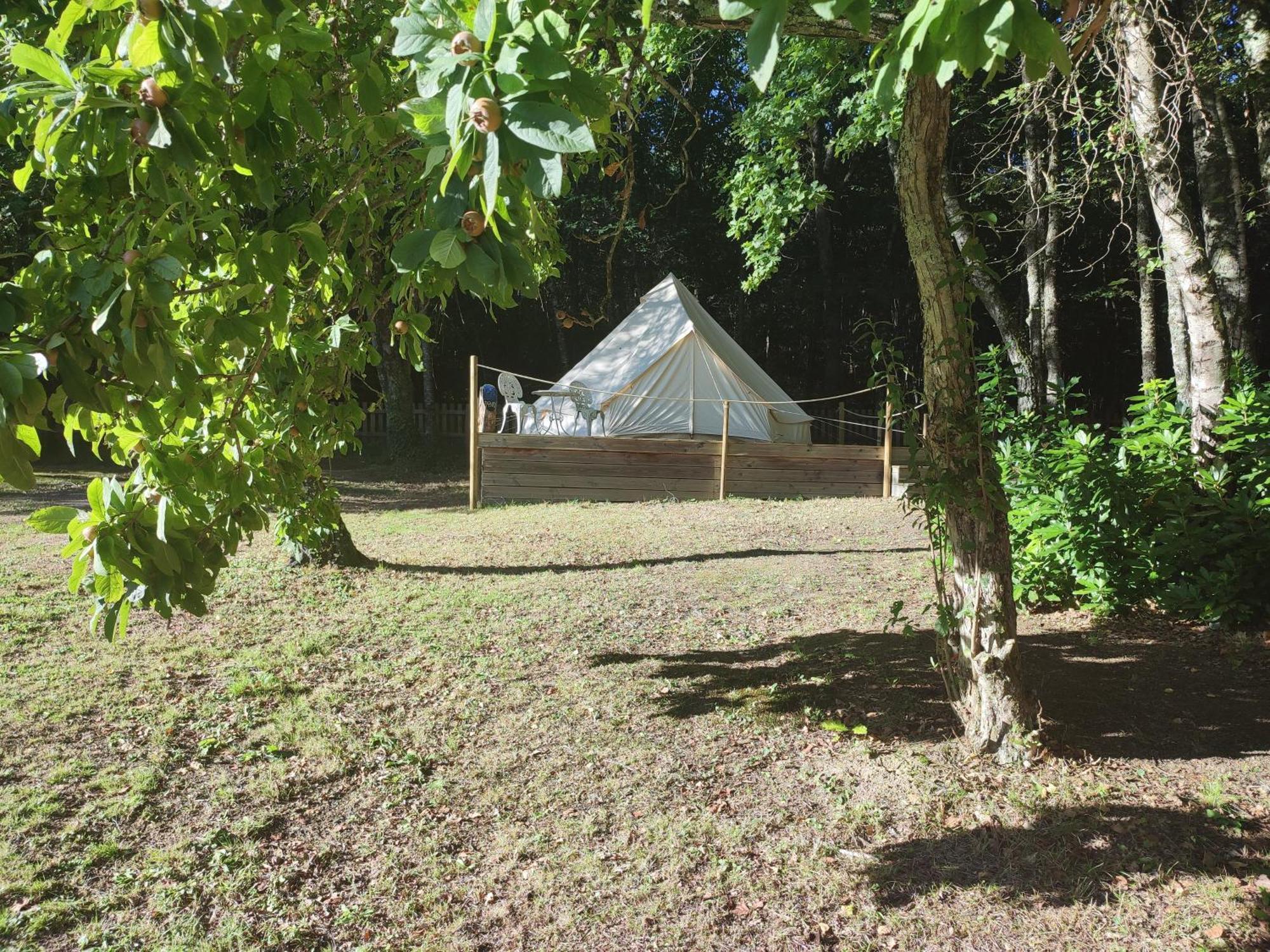 Camping Sous Les Belles Etoiles Peyrilhac Exterior foto