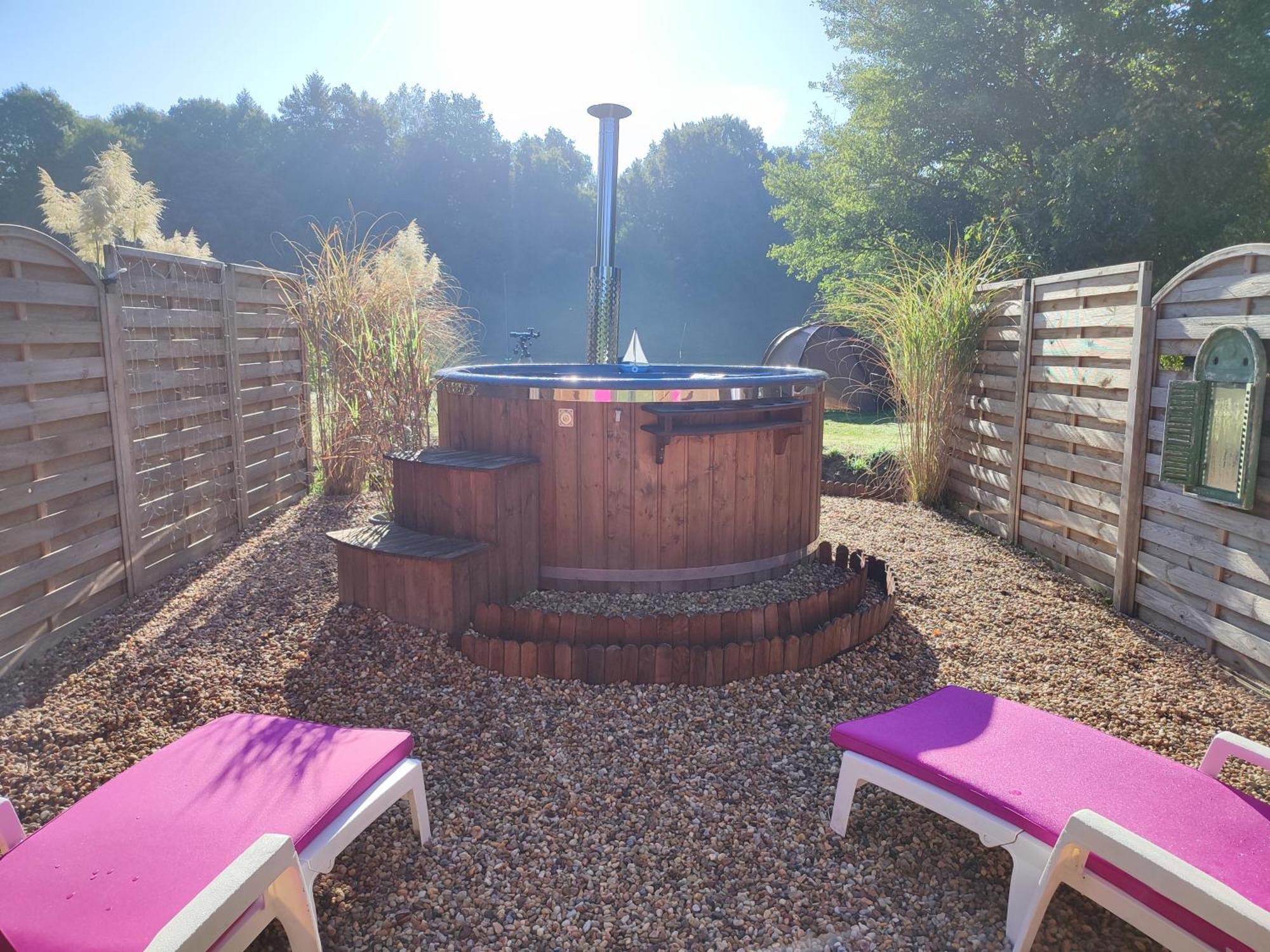 Camping Sous Les Belles Etoiles Peyrilhac Exterior foto